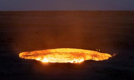Un enorme cráter en medio del desierto ha estado ardiendo durante décadas