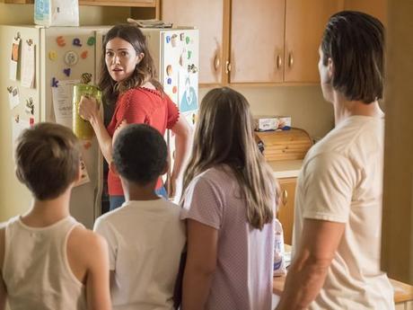 Rebecca (Mandy Moore), mirando hacia atrás, se sorprende cuando