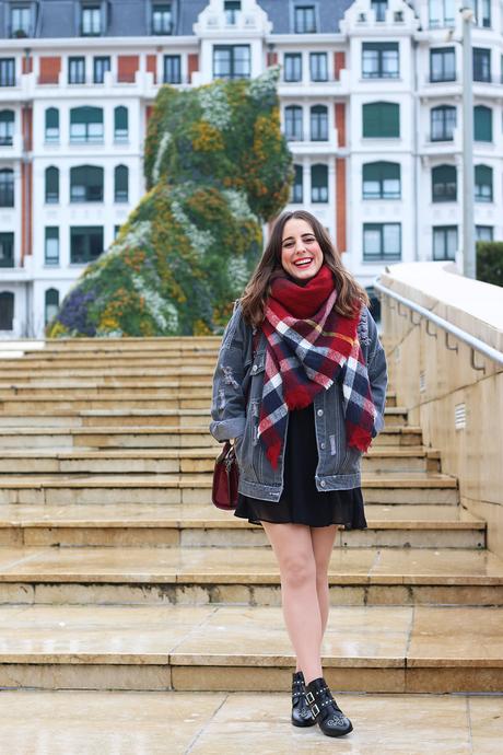 Outfit con bufanda maxi y cazadora vaquera