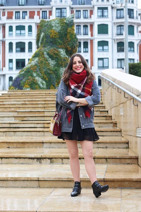 Outfit con bufanda maxi y cazadora vaquera