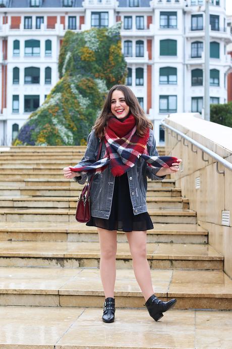 Outfit con bufanda maxi y cazadora vaquera