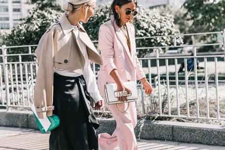 SEASONAL TREND; EL TRAJE ROSA.-