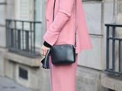 Seasonal trend; traje rosa.-