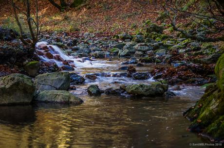 La cascada de las rocas rojas