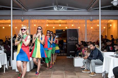 desfile en Amber plaza