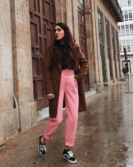 Ideas para combinar los pantalones de Zara que están arrasando en Instagram abrigo marron vans negras y pantalon rosa