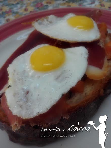 Tosta de huevos de cordoniz con jamón