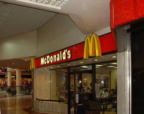 Alternativas de alimentos sanos en un establecimiento de comida rápida