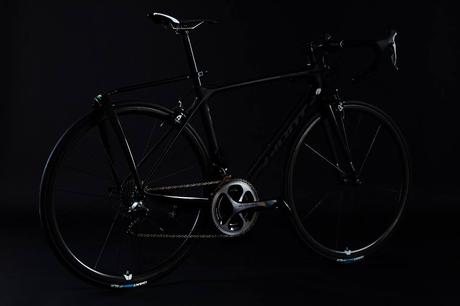 Designado como un soporte  para bicicleta ultra ligero en fibra de carbono, se presenta el Tailfin