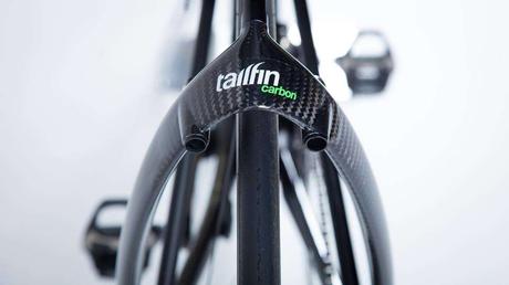 Designado como un soporte  para bicicleta ultra ligero en fibra de carbono, se presenta el Tailfin