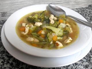 Sopa de cebolla con verduras, cilantro y pollo