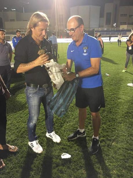 AFA Angola entrega sus regalos a Míchel Salgado