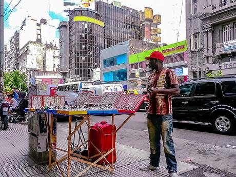 Vendedor ambulante en el Once,Buenos Aires