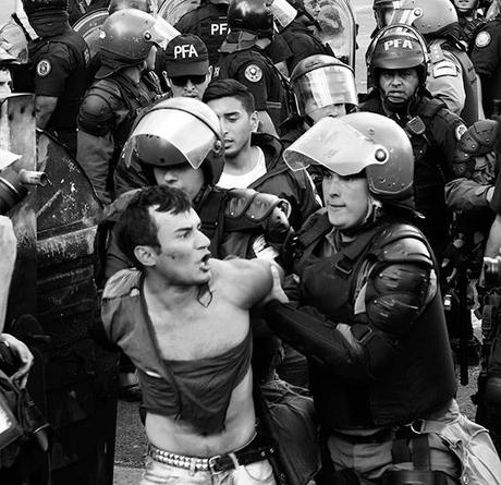 Debate: ¿cómo se fotografía la represión?