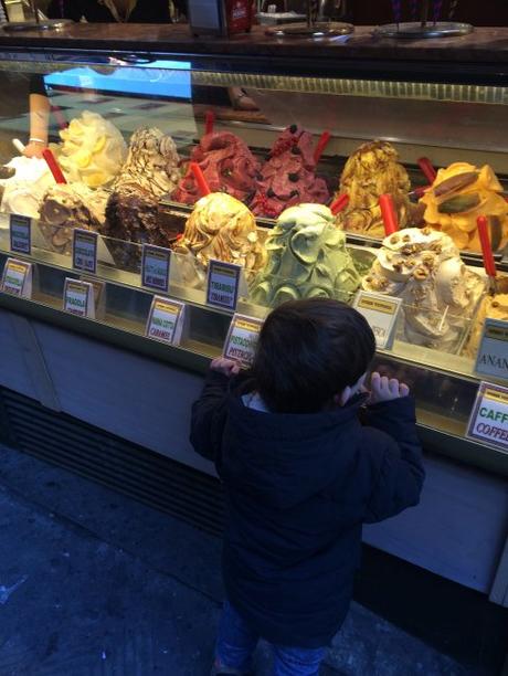 Consejos para comer bien en Florencia Eric mirando una gran variedad de helados en Florencia