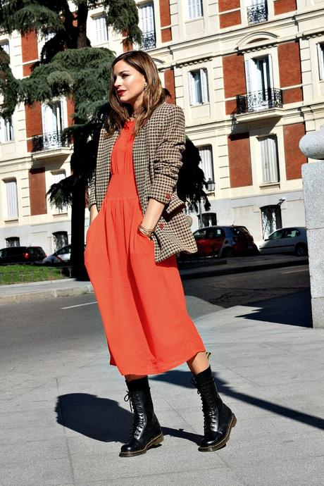 vestido lady y botas moteras