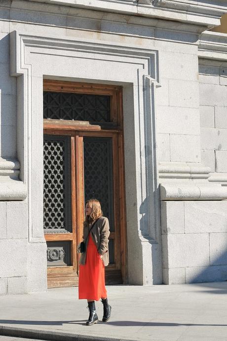 vestido lady y botas moteras