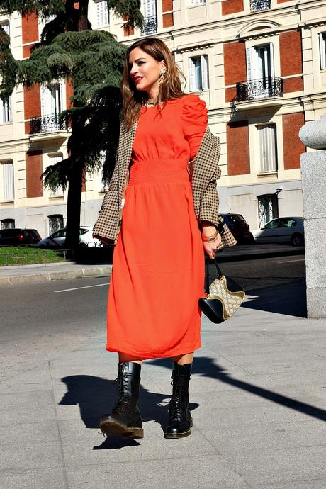 vestido lady y botas moteras