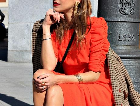 vestido lady y botas moteras