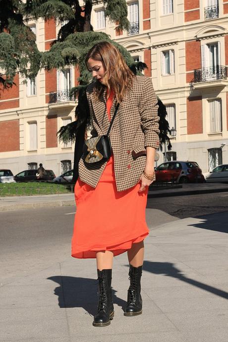 vestido lady y botas moteras