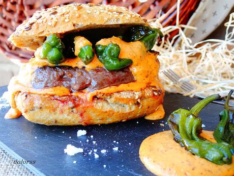 Hamburguesa de buey y foie con salsa romesco y pimientos de padrón Hamburguesa de buey y foie con salsa romesco y pimientos de padrón