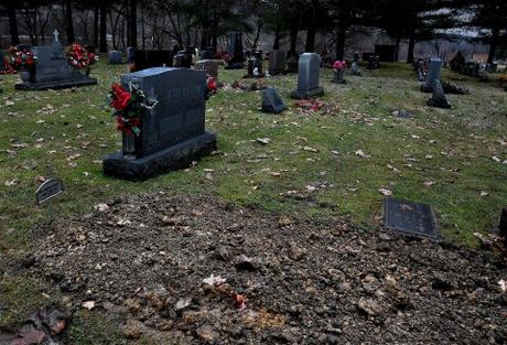 Su hija de 6 años estaba muerta, muerta por la gripe, pero la preocupación apenas comenzaba Su hija de 6 años estaba muerta, muerta por la gripe, pero la preocupación apenas comenzaba