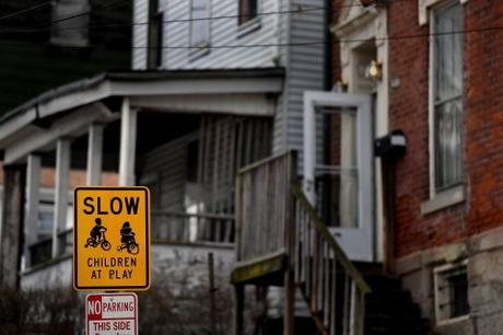 Su hija de 6 años estaba muerta, muerta por la gripe, pero la preocupación apenas comenzaba Su hija de 6 años estaba muerta, muerta por la gripe, pero la preocupación apenas comenzaba