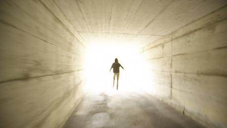 Luz dorada en el camino