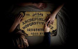 Ouija, un portal dimensional en tus manos tablero-de-ouija-con-4-manos