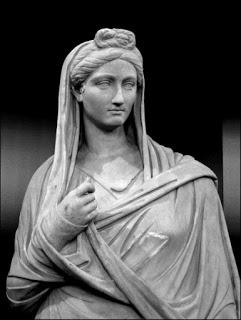 Estatua de una alta dama romana, con la vestimenta usual de la época