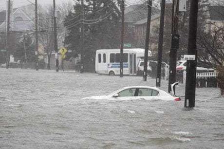 Seis muertos, calles inundadas, ciudades paralizadas por una tormenta masiva en la costa est