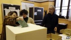 Un votante emite su voto en Roma, el domingo 4 de marzo de 2018.