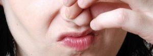 ¿Qué causa un mal olor y mal sabor cuando estornudas?