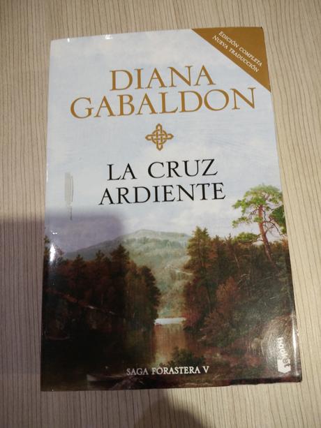 “La cruz ardiente”: La saga “Outlander” de Diana Gabaldon va mejorando