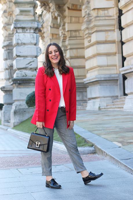 Outfit con americana roja y pantalones grises