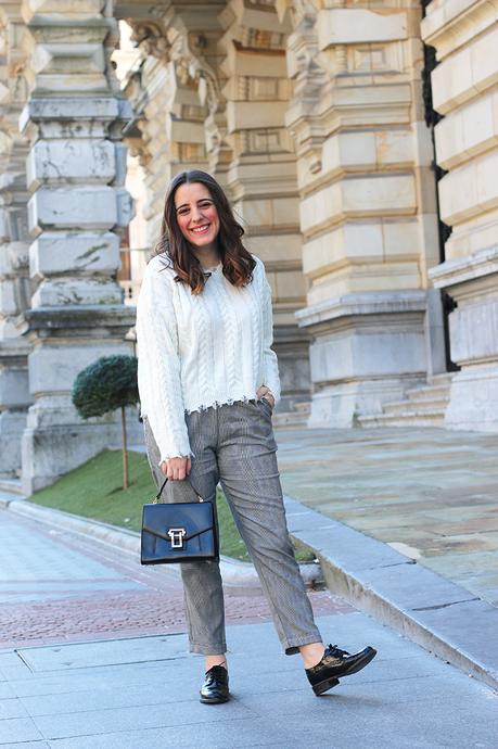 Outfit con americana roja y pantalones grises