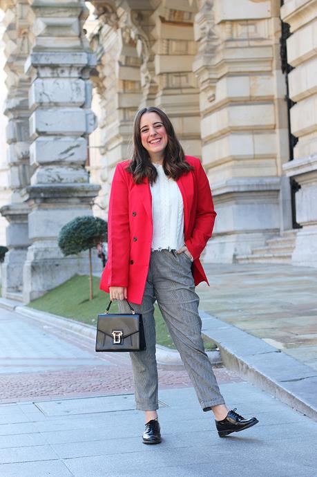 Outfit con americana roja y pantalones grises - Paperblog