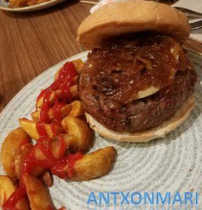 «New York Burger» … Hamburguesas descomunales.