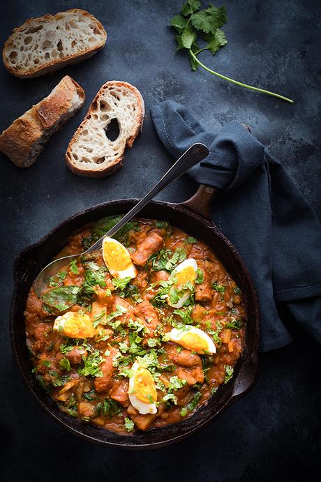 Sartén de salchichas con tomate