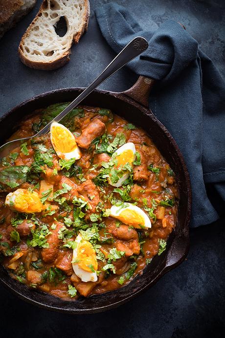 Sartén de salchichas con tomate