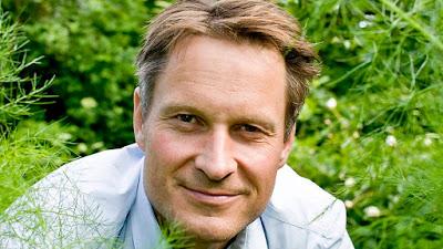 Ensalada de huevas de bacalao con mayonesa de cúrcuma y pan de centeno