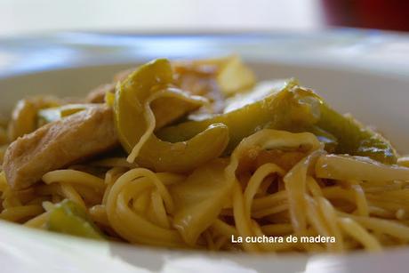 FIDEOS CHINOS CON VERDURAS Y POLLO