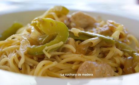 FIDEOS CHINOS CON VERDURAS Y POLLO