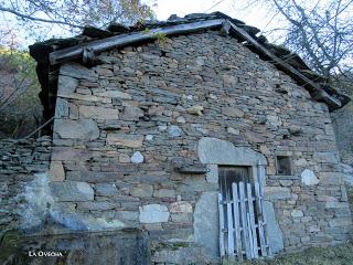 Por los praos de Vil.lar de Cinfuegos y Las Chanas