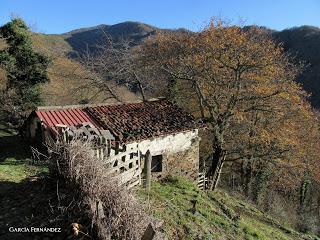 Por los praos de Vil.lar de Cinfuegos y Las Chanas