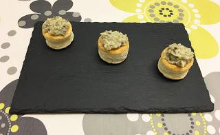 Volovanes de paté de alcachofas con jamón y crema de queso