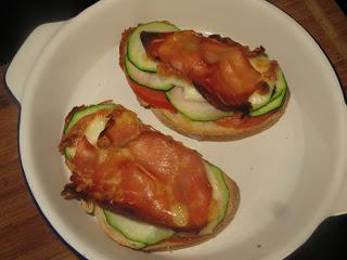 BRUSCHETTA DE CALABACÍN, JAMÓN Y QUESO