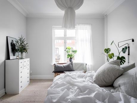 sofa gris tela piso sueco estilo escandinavo Estantería String Pocket decoración nórdica chimenea sueca 