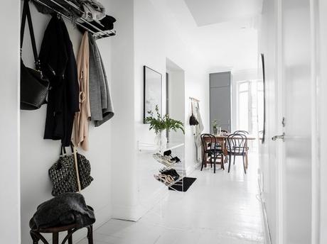 sofa gris tela piso sueco estilo escandinavo Estantería String Pocket decoración nórdica chimenea sueca 