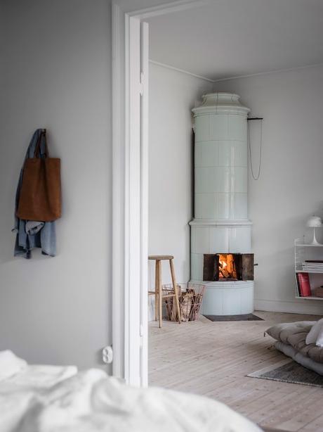 sofa gris tela piso sueco estilo escandinavo Estantería String Pocket decoración nórdica chimenea sueca 